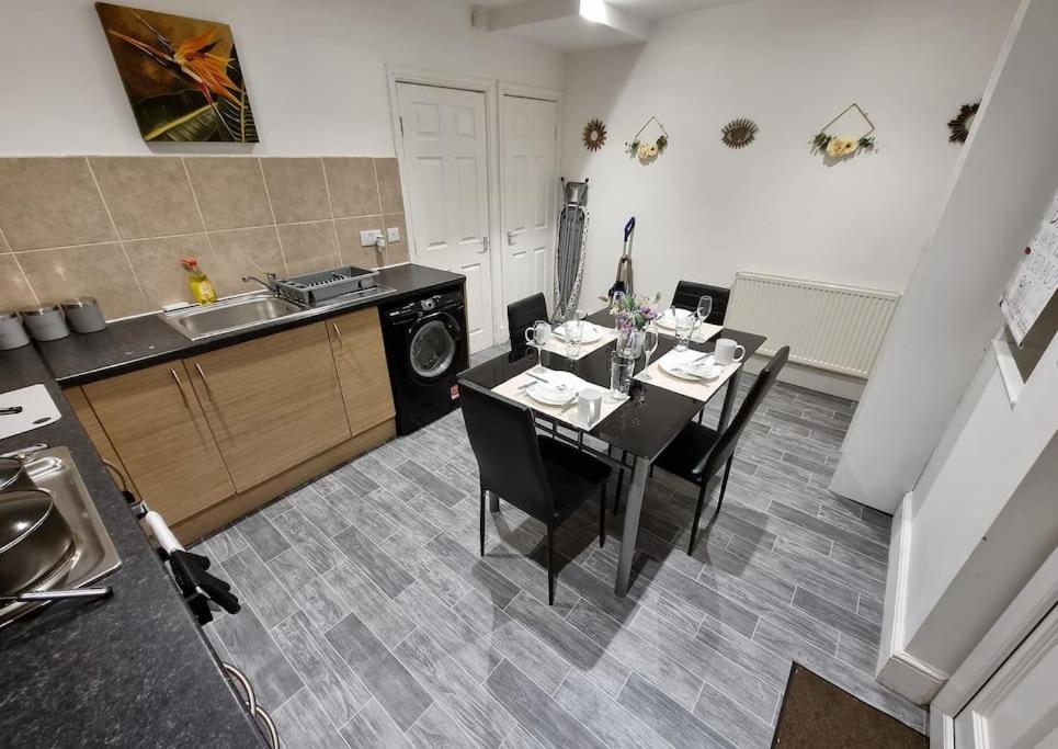 Holiday home Nc23, Setup For Your Amazing & Relaxed + Free Parking + Free Fast Wifi *