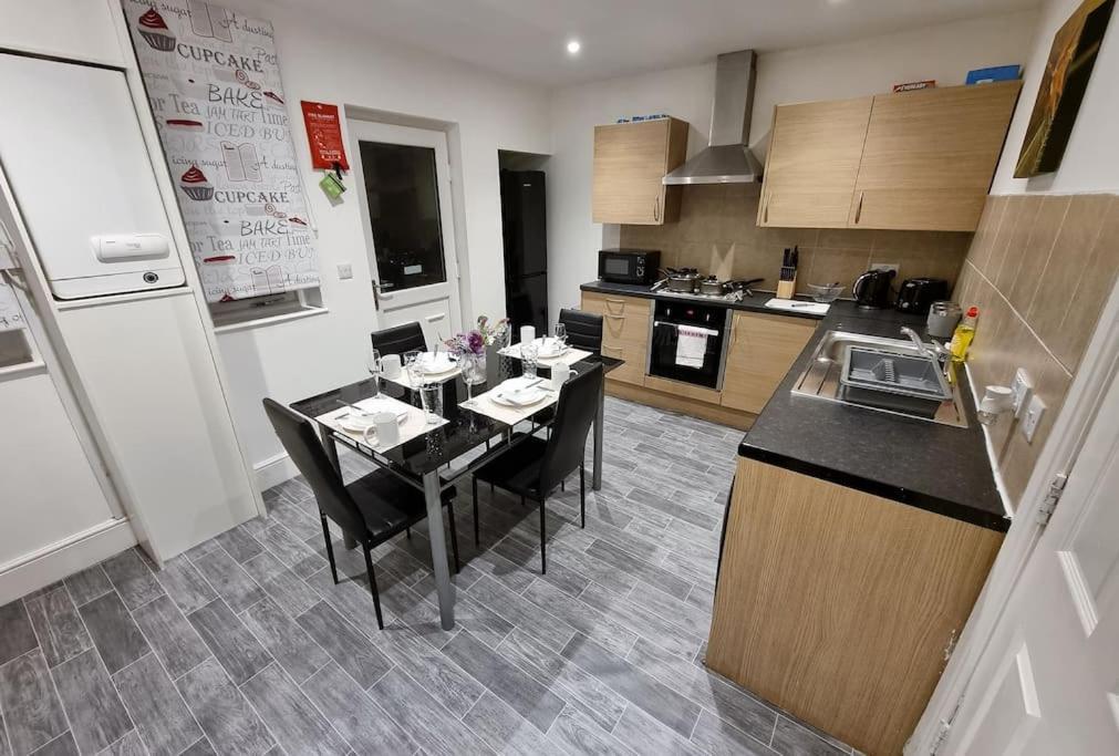 Holiday home Nc23, Setup For Your Amazing & Relaxed + Free Parking + Free Fast Wifi Leeds (West Yorkshire)